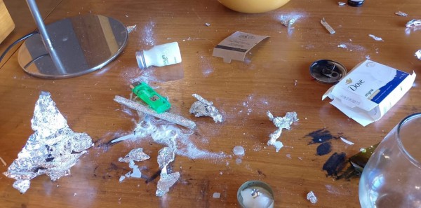 Drogas y desperfectos encontrados en la habitación de Liam antes de morir.